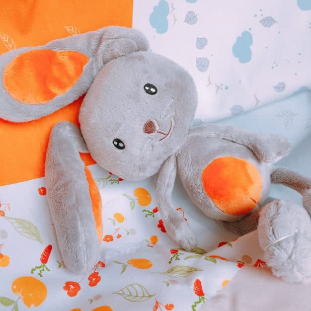 Peluche lapin- Marque française d'ours en peluche et vêtements bébé - Une collection de cadeau de naissance unique - L'Ours Kiwi